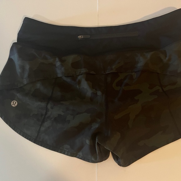 Lululemon— Speed Up MId Rise Lined short 2.5 inches - Picture 3 of 5